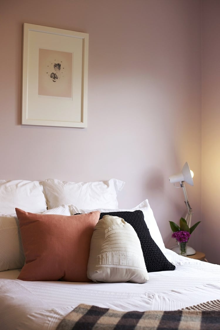 farbe-mauve-schlafzimmer-wandfarbe-bett-dekokissen