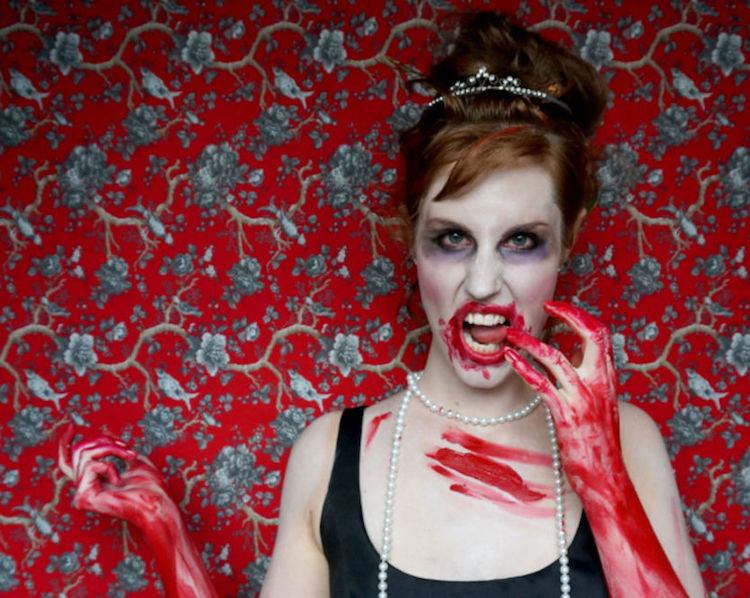 Halloween Frisuren -vampir-blut-diadem-gruselig-einfach