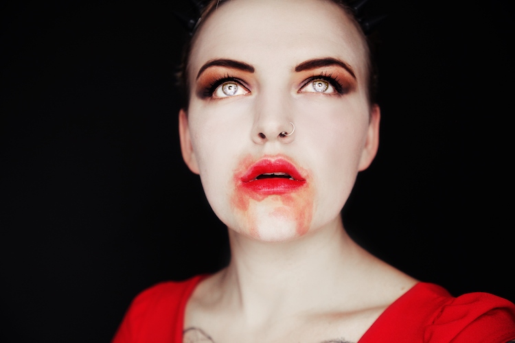 Halloween Frisuren -vampir-kontaktlinsen-weiss-blutspuren-gruselig