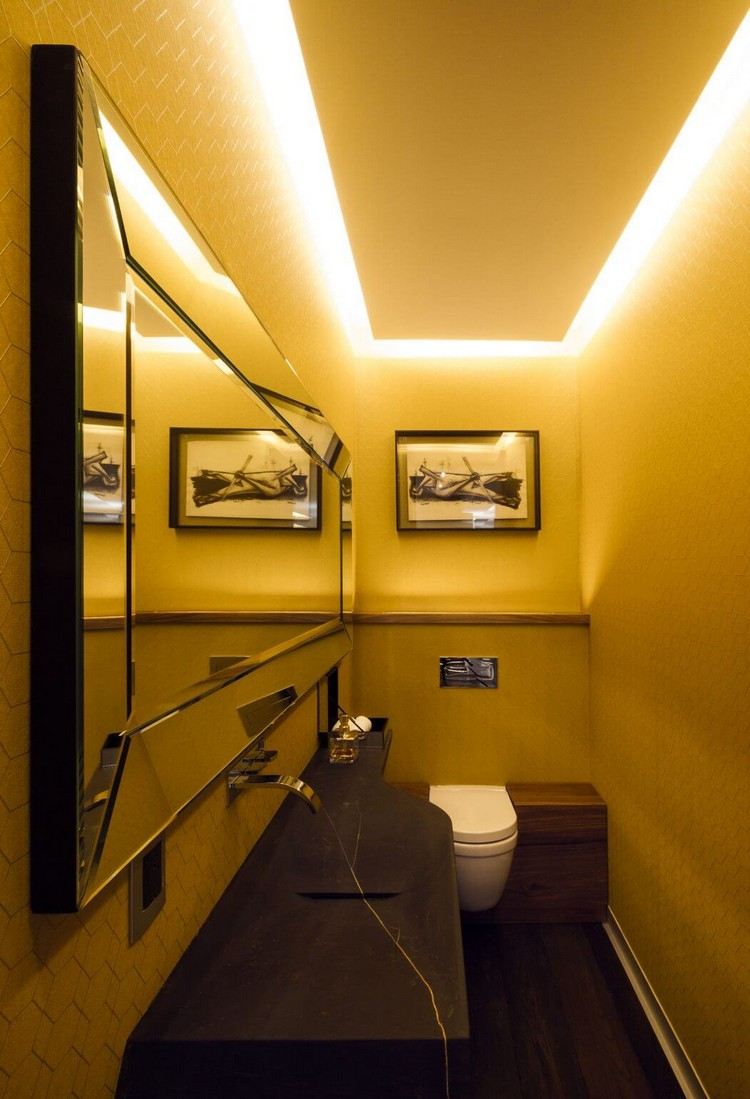 indirekte-deckenbeleuchtung-kleines-badezimmer-gelb-großer-spiegel-kababie-arquitectos