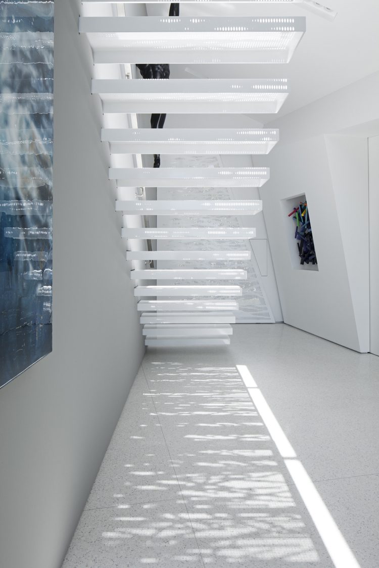 Lichtkonzept fürs Haus -tageslicht-treppe-weiss-stahlstufen