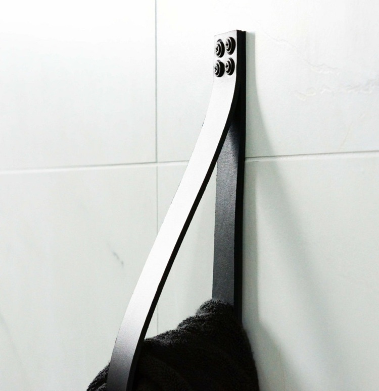 diy-deko-badezimmer-handtuchhalter-schwarz-lederriemen-modern