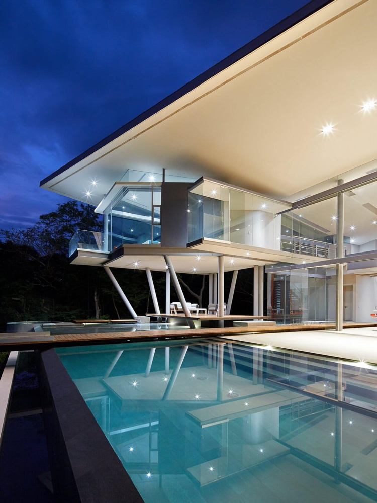 Haus aus Glas -meerblick-infinity-pool-beleuchtung