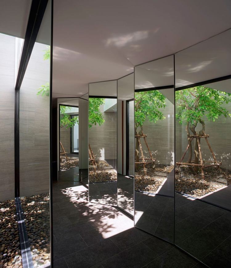 urban-zen-wohnen-innengarten-kies-steine-spiegelfronten-effekt