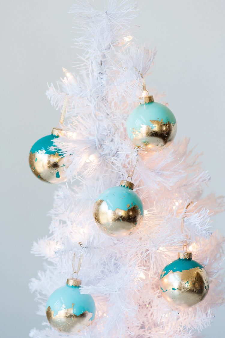 Bastelideen für Weihnachten -moderne-weihnachtsdeko-weihnachtsbaum-weiss-weihnachtskugel