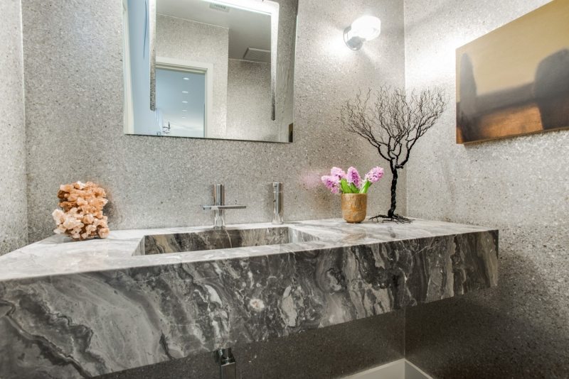 Badezimmer-Wandgestaltung-Ideen-Naturstein-Waschbecken