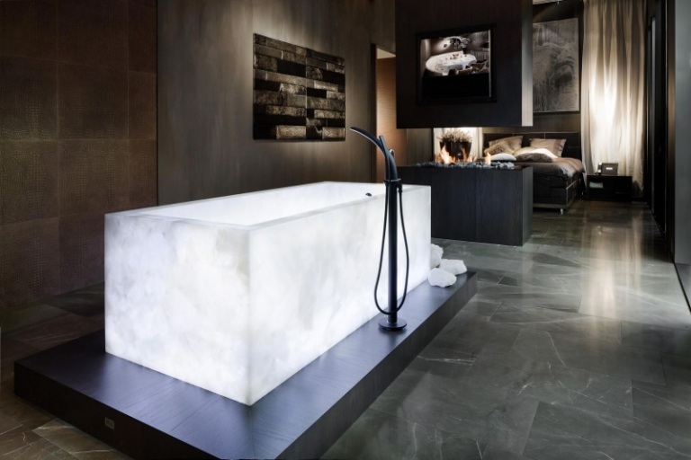 luxuriösen Badezimmer -Badgestaltung-Badideen-Marmor-Boden-beleuchtete-Badewanne