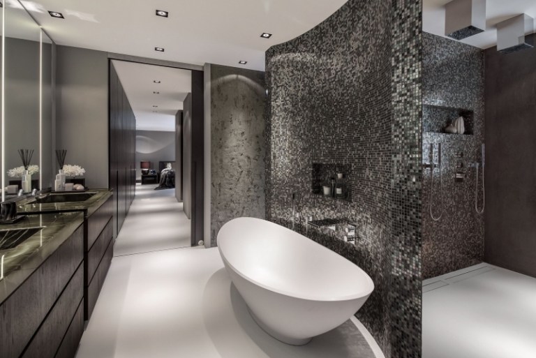 Badgestaltung-Badideen-graue-Mosaikfliesen-Dusche-freistehende-Badewanne