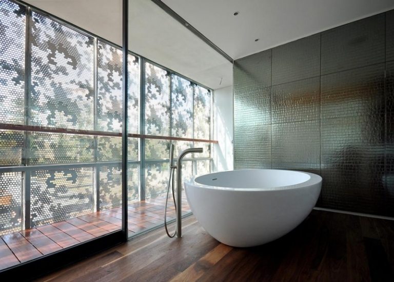 Badgestaltung-Fliesen-Holzboden-Glas-Fronten