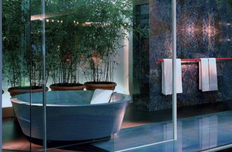 Die luxuriösen Badezimmer Badgestaltung-Naturstein-Onyx-Platte-lila-blau-Ideen