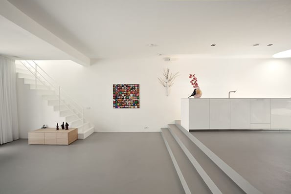 Haus mit minimalistischem Wohnzimmer