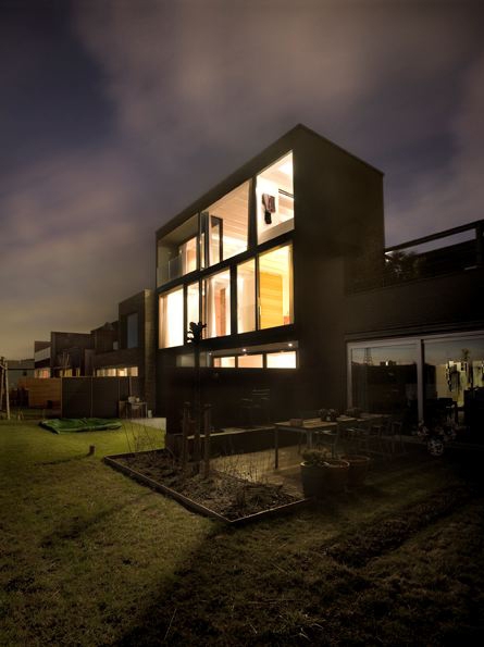 Dreistöckiges Haus mit minimalistischem design -nachts