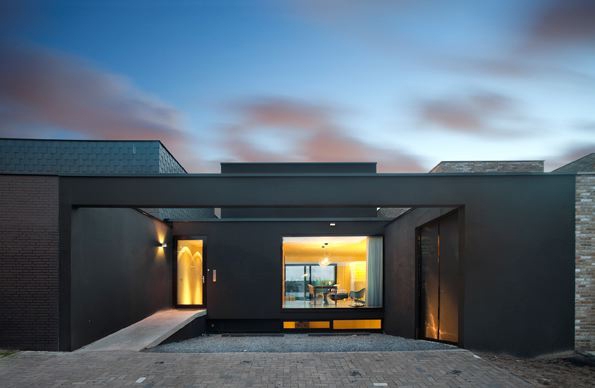 Haus mit minimalistischem Design - straßenblick
