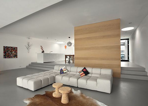 Dreistöckige Wohnung mit minimalistischem design -Sofa