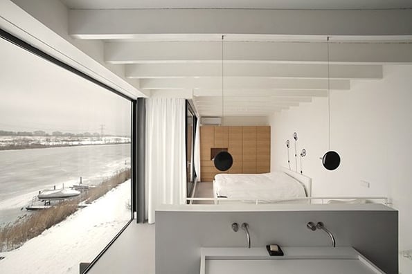 Dreistöckiges Haus mit minimalistischem design -weiß