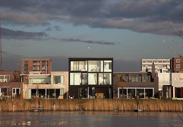 Dreistöckiges Haus mit minimalistischem design