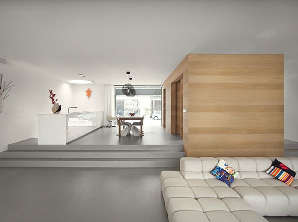 Haus mit minimalistischem Esszimmer