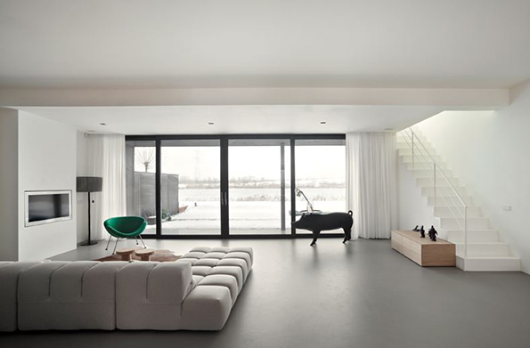 Haus mit minimalistischem Wohnzimmer