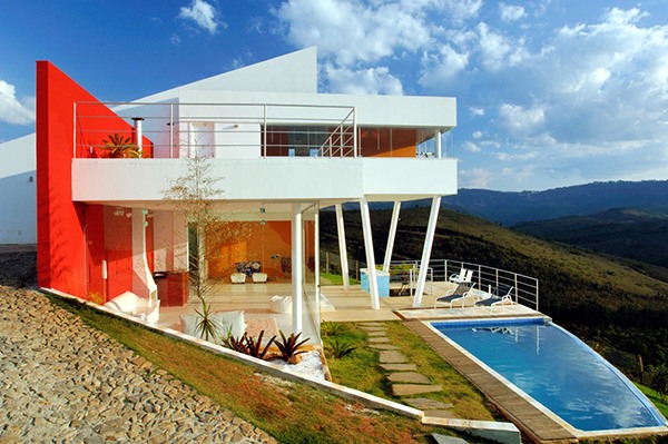 moderner Bau - farbiges Haus mit roter Wand