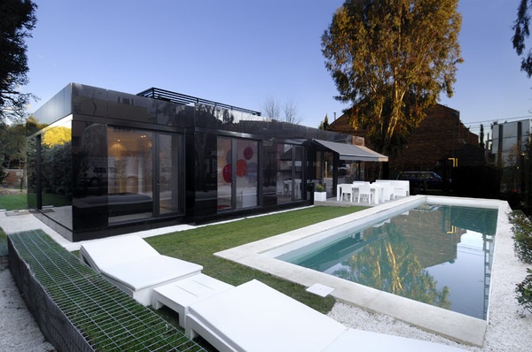 Hausdesign aus schwarzem Glas von A-Cero -pool