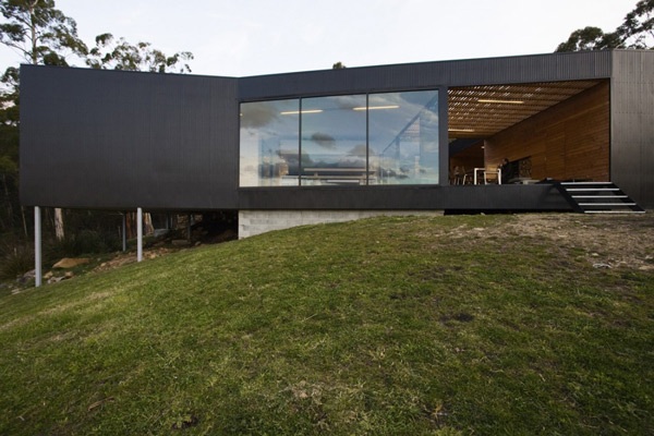 stilvolles Haus am Hang in Tasmanien -Stahlfassade