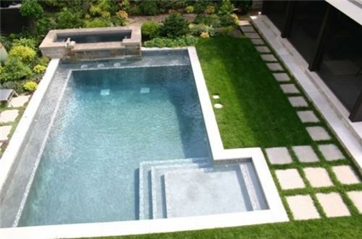 klassisches Schwimmbaddesign  im Garten