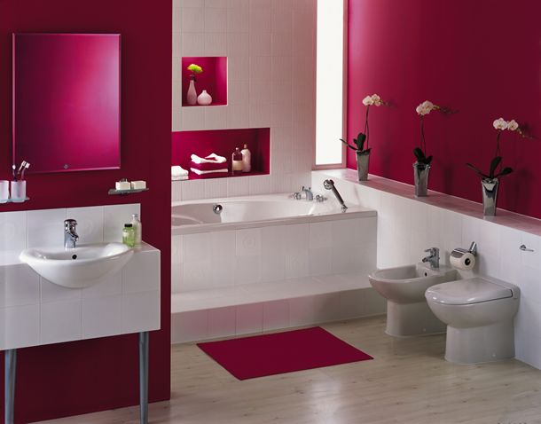 rosa Badezimmer mit weißer Dekoration