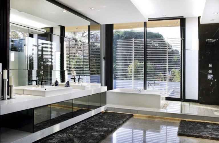 Luxurioesen-Badezimmer-schwarz-weiss-Stoffe-Gestaltung