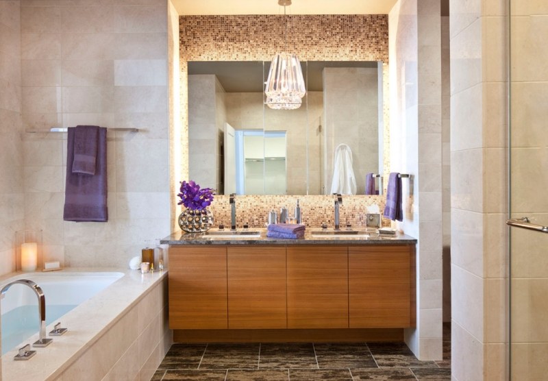 Luxus-Badgestaltung-Ideen-Mosaikfliesen-Beleuchtung-hinter-Spiegel