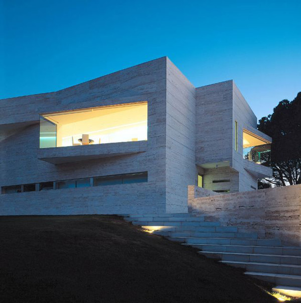 Luxus-Haus in Spanien mit stilvoller Fassade