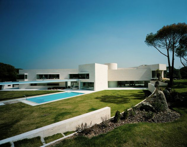 elegantes weißes Ferienhaus mit großem Garten
