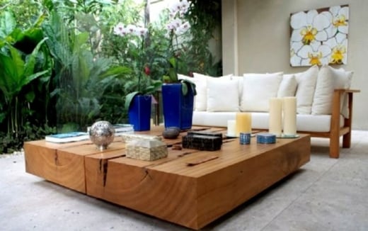Moderne Outdoor Möbel - Tisch aus Massivholz