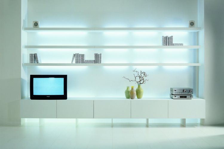 Moderne Bücherregale -weiss-indirekte-beleuchtung-led-minimalistisch-tvregal