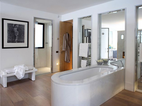 zeitgenössische Luxusvilla in Frankreich- Innendesign im Badezimmer