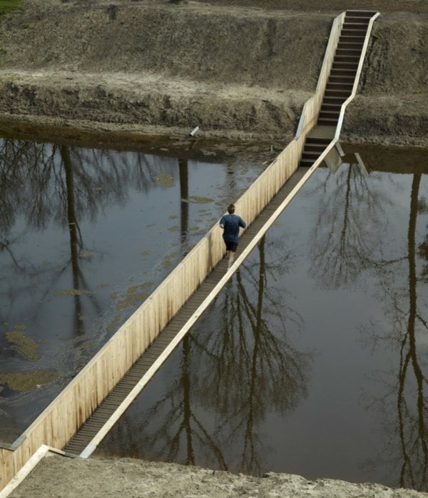 interessantes Design - moderne Holzbrücke in Niederlanden
