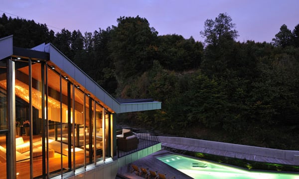 Progressive Architektur aus Holz und Stein-nacht