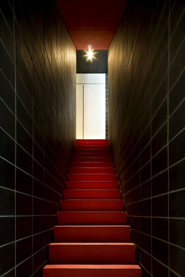 rotes Farbakzent - Treppe