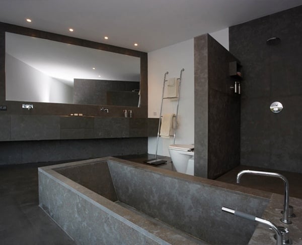 Badezimmer in einem minimalistischen Gebäude