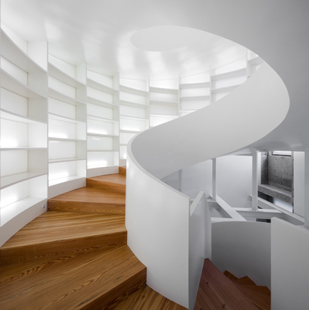 Wendeltreppe für Bücher- Moderne Architektur aus Portugal