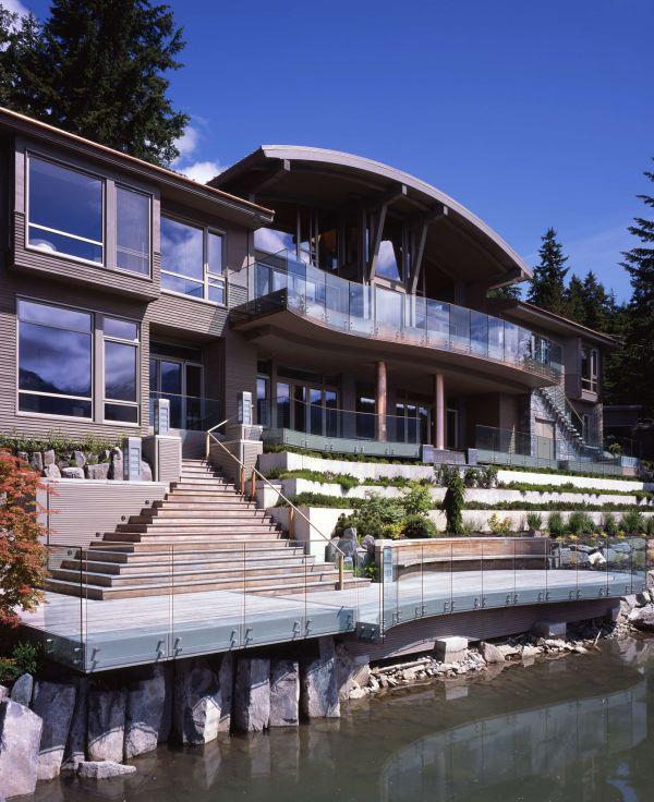 interessante Glasfassade - ein Wohnsitz am See