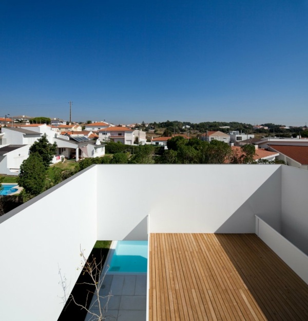 moderne minimalistische Dachterrasse mit Holzboden