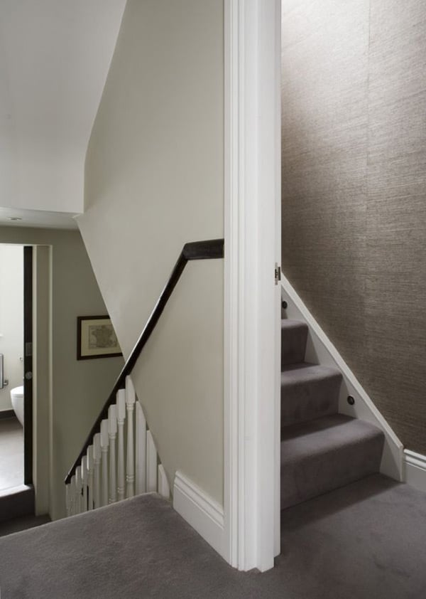 minimalistische Inneneinrichtung - Akzent auf Treppe
