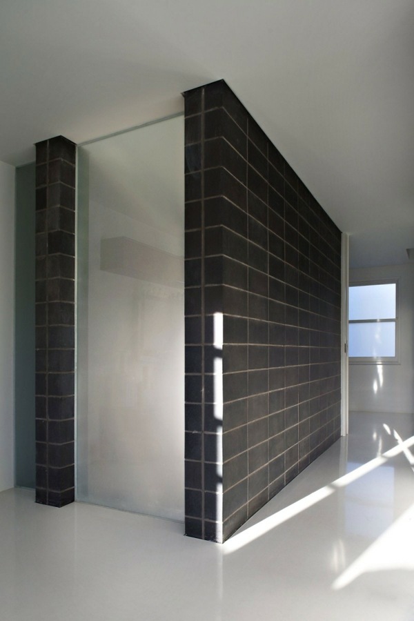 elegantes schwarz-weißes Badezimmer