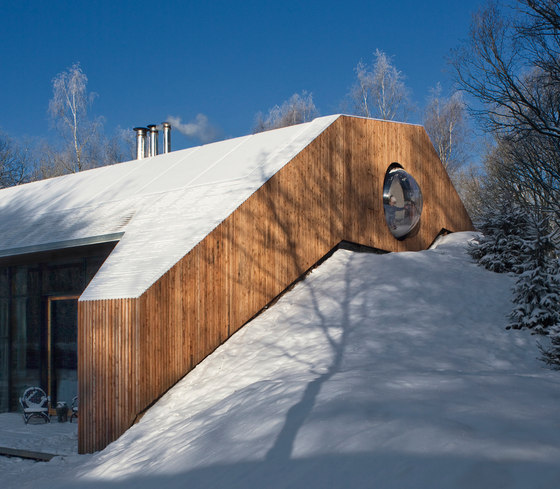 energieeffizientes Holzhaus im Schnee
