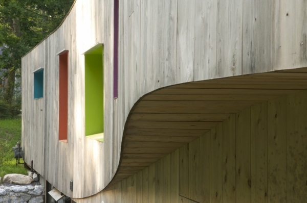 minimalistisches Hausdesign- farbige Fenster