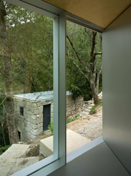 minimalistisches-waldhaus-eingang-garten-fensterscheibe-metalltür