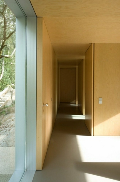 minimalistisches-waldhaus-flur-wandverkleidung-holz-warmes-ambiente