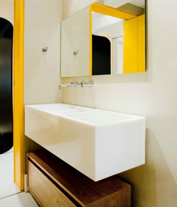 modernes elegantes gelbes Badezimmer