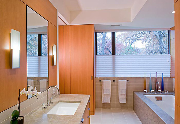 gemütliches luxuriöses Badezimmer im Landhausstil
