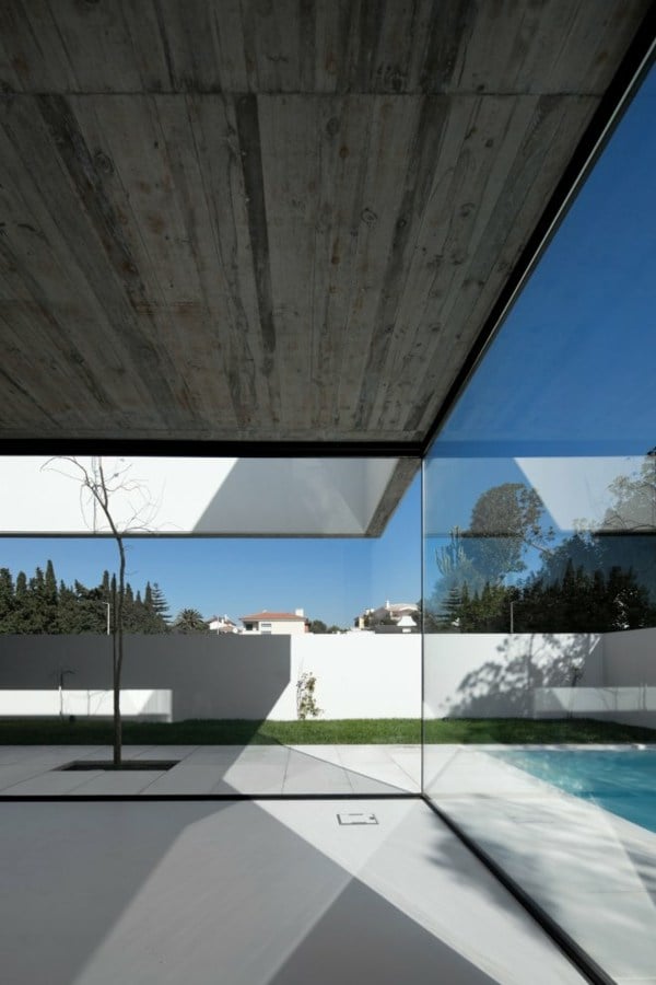  modernes Interieur mit Glaswand aus Portugal